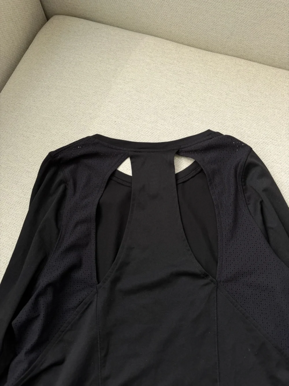 Under Armour Black Long Sleeve Training Top Women’s Size L HeatGear Athletic - Picture 5 of 6